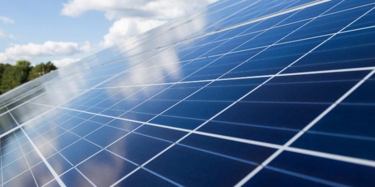 Balkonkraftwerk: Die einfache Montage einer steckfertigen Solaranlage für Heimwerker