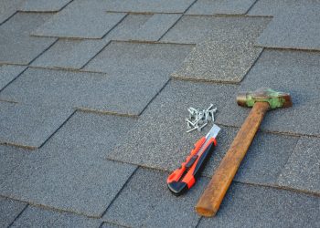 DIY-Anleitung: Gartenlaube-Dach selber decken Schritt für Schritt