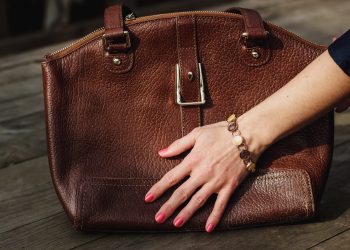 DIY-Anleitung: Ledertasche reinigen & reparieren – so geht’s Schritt für Schritt