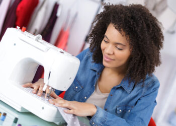 Einzigartig und nachhaltig: Wie man eigene Kleidung selbst herstellt