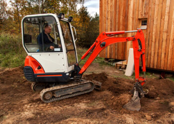 Robuste Helfer für große Aufgaben: Mini-Bagger und Technik für Heimwerker im Außeneinsatz