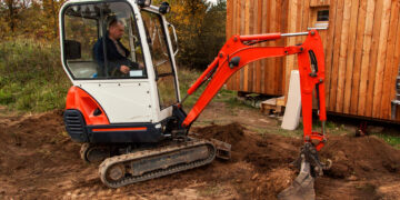 Robuste Helfer für große Aufgaben: Mini-Bagger und Technik für Heimwerker im Außeneinsatz