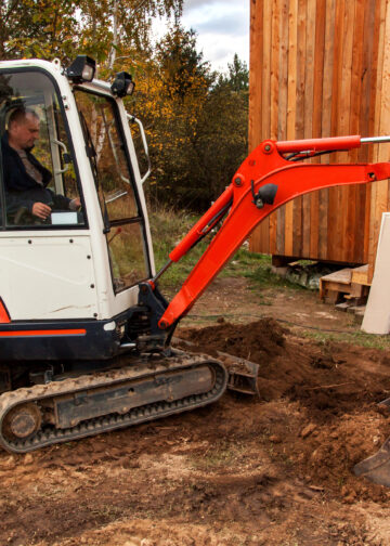 Robuste Helfer für große Aufgaben: Mini-Bagger und Technik für Heimwerker im Außeneinsatz