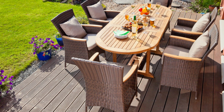 Gartenmöbel richtig schützen – DIY-Lösungen von Sommerhitze bis Winterfrost