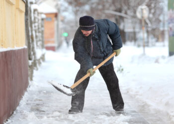 DIY-Streusalz kritisch betrachtet: Wie man Streugut gegen Glätte sinnvoll selbst herstellt