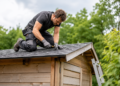 DIY-Wetterschutz für Gartenhaus und Carport: Dach, Fugen und Entwässerung richtig instand halten