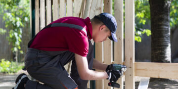 Zaun selber bauen: So gelingt die Grundstücksbegrenzung in Eigenregie
