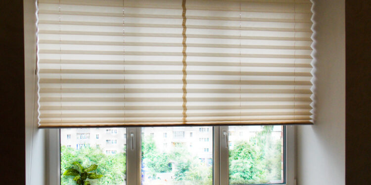 Plissee ohne Bohren befestigen: Welche Möglichkeiten gibt es für Fenster und Balkontüren?